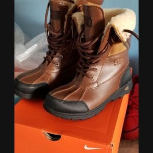 UGG Butte waterproof boys size 3Y